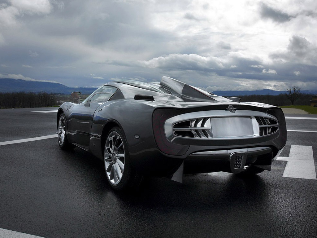 黑色世爵c12侧后方