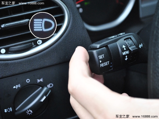 远光灯开启 仪表咋没有显示? 宝马318i仪表盘上远光灯指高清图片