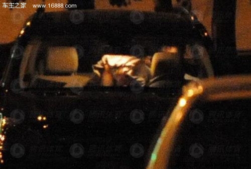 车后上演活春宫 司机偷窥双双毙命_生活八卦