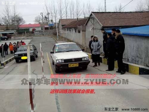 科目二考试中坡道定点停车和起步的方法和技巧_图解大全 科目二考试中,坡道定点停车与起步为驾考最容易丢分项目,要怎么做才能一次通过考试呢?小编邀请资深教练为大家讲解从培训到考试的一些技巧,希望能对您有帮助! 坡道定点停车和起步是科目二考试中失分最多的一项,因为这个项目稳定性差,想要准确的操作好这个项目,没有什么技巧,只能通过多练习,反复的练习,掌握好方法后才能有把握通过考试。 那么,怎样的培训方法才能更好的掌握坡道定点停车和起步的技巧呢?