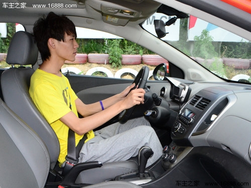 调节座椅和方向盘 介绍正确的驾驶姿势_安全驾