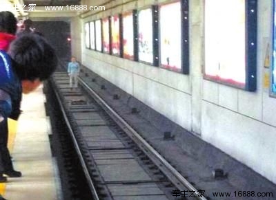 北京地铁1号线员工勇救轻生女:怕她触电身亡