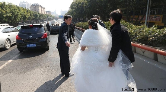 烧婚纱照_婚纱照图片室内(3)