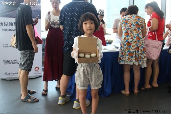 活动过程中小编采访了一位车主张女士,张女士说,让小孩子参加这样的活动是非常有意义的,一来提高了孩子的交际能力,二来让孩子自己动手学习到了新知识,培养自己动手思考的能力,这些对小孩的健康成长是非常有帮助的。今天非常开心,感受到了儿子对自己的疼爱,也感谢南宁粤宝无间的关怀。