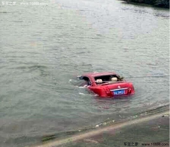 南京一对夫妻暴雨开车冲入水库身亡_生活八卦