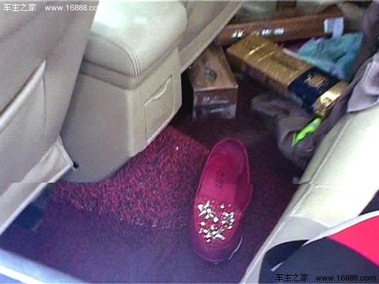 南京一对夫妻暴雨开车冲入水库身亡_生活八卦