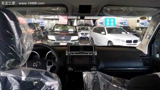 外观方面:2015款丰田霸道2700车型依然是圆润饱满的身躯,以别具一格的多角度反射式前灯组合,配衬线条简单自然的散热器栏栅成一体化设计,尾灯采用了和前大灯呼应的全新的设计,反光板位置调整到下方。 内饰方面:2015款丰田霸道2700在内饰布局中的改进同样较为细微,主要是针对内饰用料进行的一些优化处理。座椅并不像大多数越野车型那样一硬到底,相反,它的乘坐感受更加偏重舒适性,座垫、靠背宽大柔软,侧向的包裹力度也恰到好处。 空间方面:2015款丰田霸道2700车厢内以柔和颜色作主调,大量使用真皮桃木,