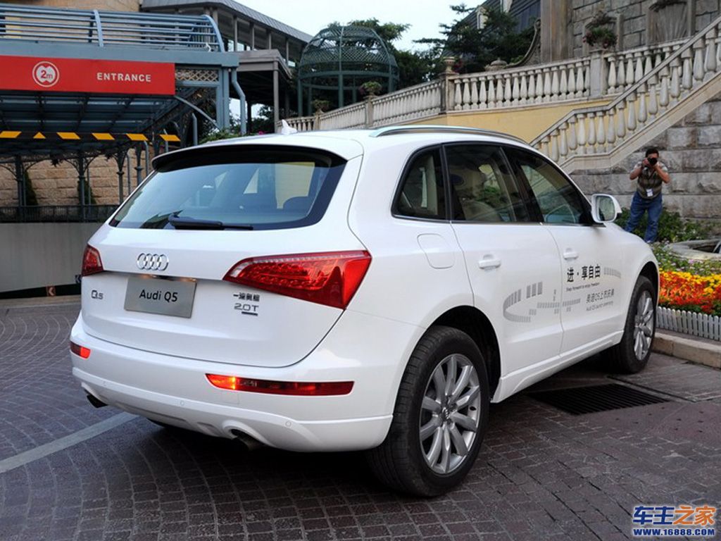 奥迪q5白色 奥迪q5右后45