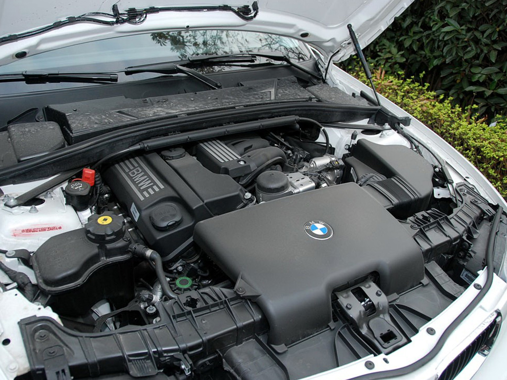 白色宝马1系 08款 120i 自动挡发动机整体