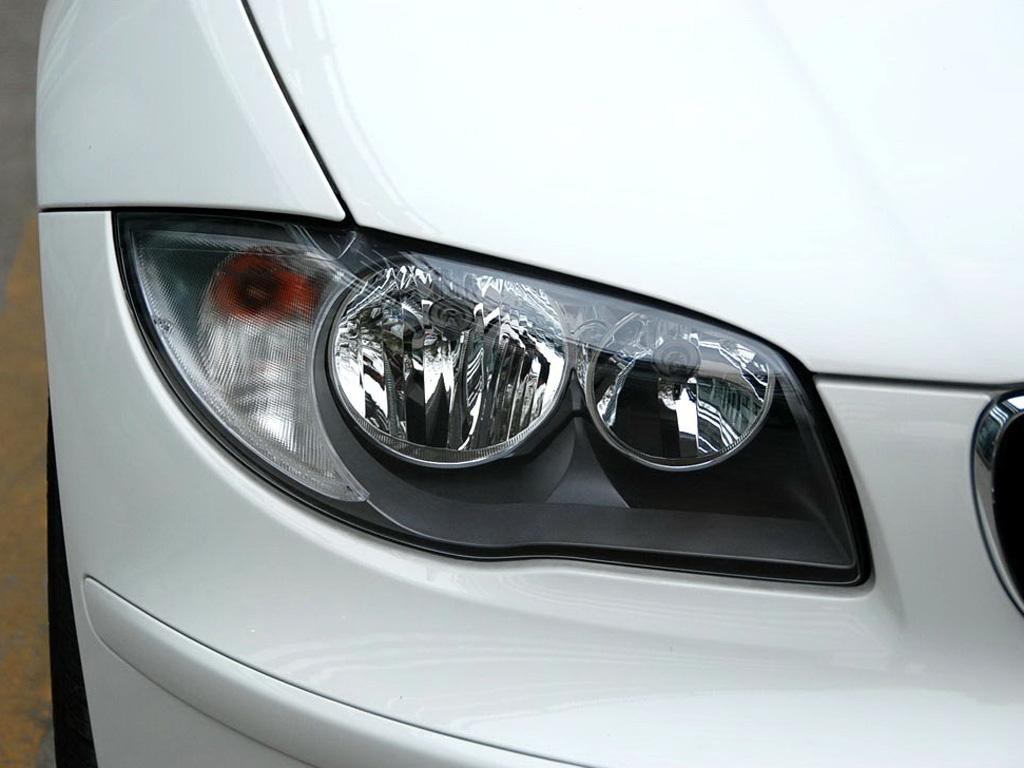 白色宝马1系 08款 120i 自动挡右前大灯