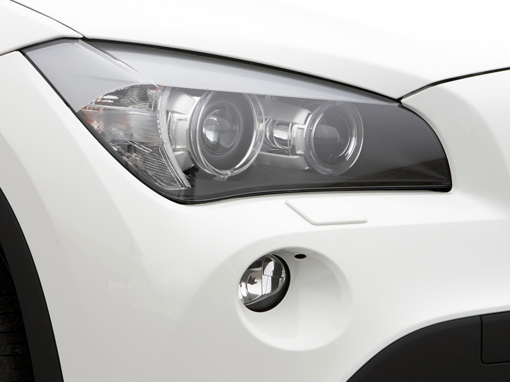 宝马x1(进口)白色2010款 基本型右前大灯