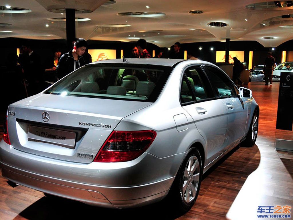 奔驰c级银色 奔驰c级