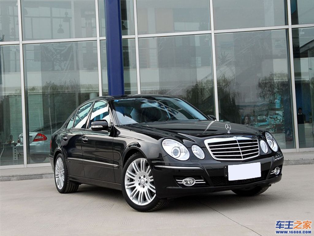 汽车图库 奔驰 北京奔驰 奔驰e级(130/557) 外观 黑色 奔驰e级正后方