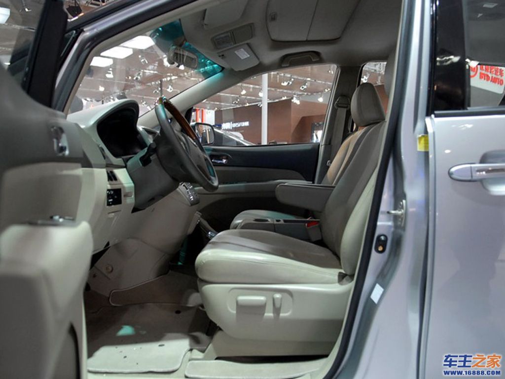 比亚迪m6比亚迪m6前排空间