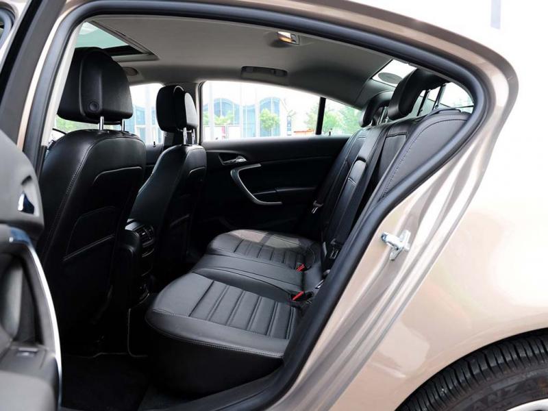 新君威 09款 2.0t 豪华运动版后排空间