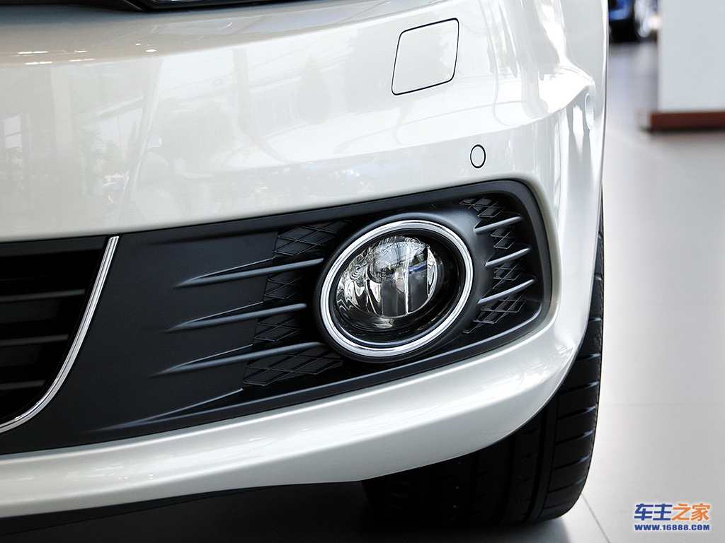 大众eos左前雾灯