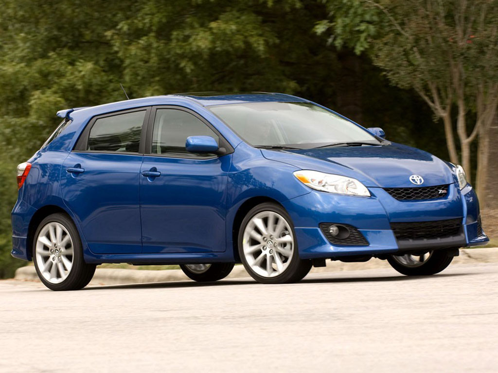 蓝色丰田matrix右前方