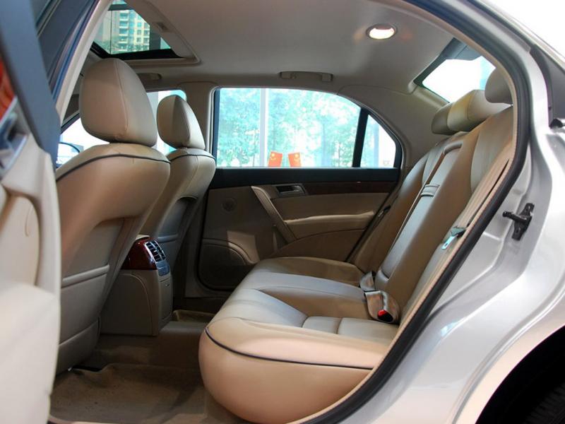 荣威750后排腿部空间